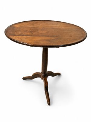 une table ronde avec un plateau en bois et quatre pieds