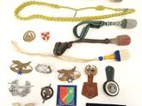 un grand nombre d'objets posés sur la table