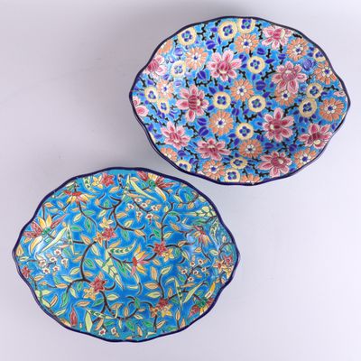 deux bols ornés de motifs floraux, posés sur une surface blanche