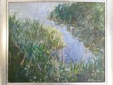 une peinture à l'huile représentant une rivière, avec de l'herbe et des fleurs au premier plan