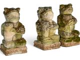 trois statues de grenouilles empilées les unes sur les autres
