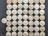 un tas de pièces d'argent posé sur une surface noire