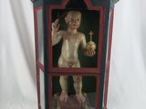 une petite statue représentant un bébé, exposée dans une vitrine