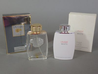 un flacon de parfum et un coffret de parfum posés sur une table
