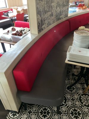 de nombreuses assiettes de nourriture posées sur une table dans un restaurant