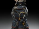 un gros plan sur la statue d'un samouraï en armure