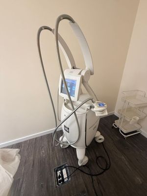 une photo d'une pièce avec une machine posée par terre