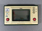 un vieux Game & Watch posé sur une table