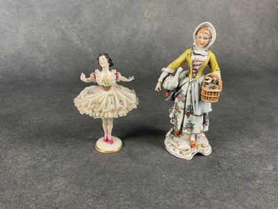 Lot comprenant : - SAXE Une figurine représentant une porteu…