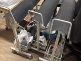 une table avec plusieurs chaises et une machine à coudre