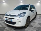la voiture blanche est garée sur un sol en damier dans le garage
