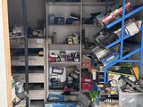 une pièce encombrée et remplie d'outils
