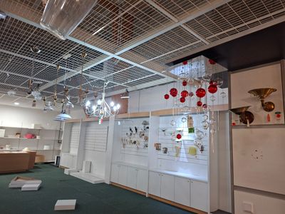 une pièce où sont suspendues au plafond de nombreuses lampes