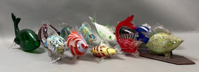 de nombreux poissons en verre posés sur une surface blanche