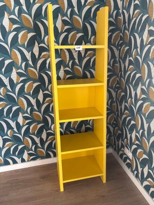 une étagère jaune dans un coin de la pièce