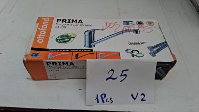 une boîte avec une étiquette de prix à côté d'une boîte de brosses à dents