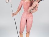 statue représentant un homme tenant un bébé et un bâton
