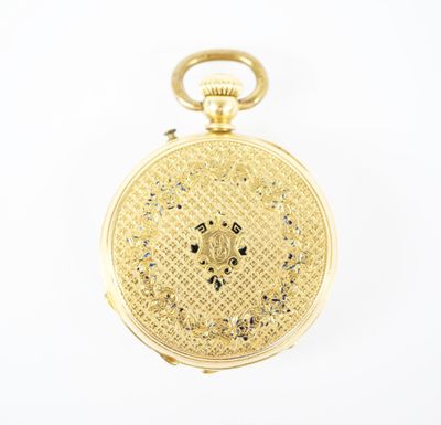 gros plan d'une montre de poche en or sur fond blanc