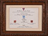 une image représentant une photo encadrée d'une plaque sur laquelle figure un blason