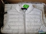 une veste blanche dans une boîte sur laquelle est accrochée une étiquette