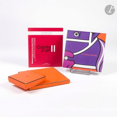 deux livres posés l'un à côté de l'autre sur une table