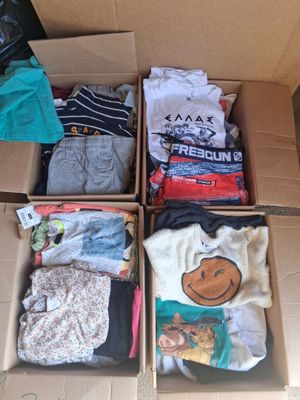 quatre cartons de vêtements qui se trouvent dans un carton