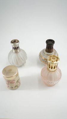 Trois lampes berger en céramique ou en verre ; avec un diffu…