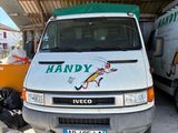 une camionnette blanche garée dans un garage