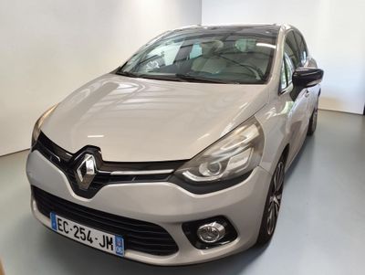 La voiture argentée est garée dans le showroom d'un concessionnaire.