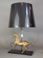 Lampe en laiton en forme de cheval en marche.