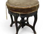 un vieux tabouret sur lequel est posée une corde