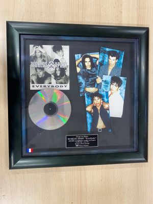 une photo encadrée représentant un CD et un CD dans un cadre noir