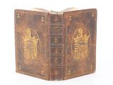 un vieux livre orné d'un motif doré sur la couverture