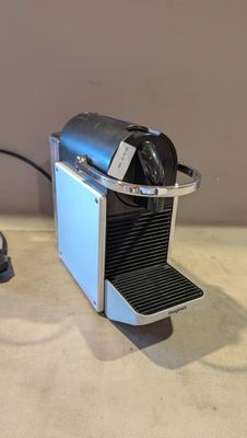 une machine à café posée sur une table