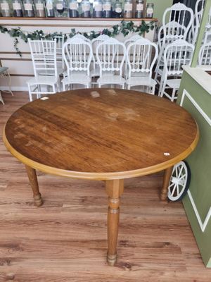 une table et des chaises en bois dans une pièce aux murs verts