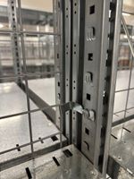 Un lot de 4 colonnes de rayonnage en acier galvanisé en très… (photo 6)