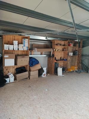 un garage où s'entassent des cartons et encore des cartons par terre