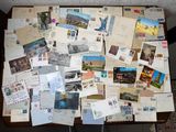 une table sur laquelle sont posées de nombreuses cartes postales