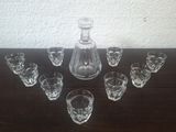 plusieurs verres et une carafe posés sur une table