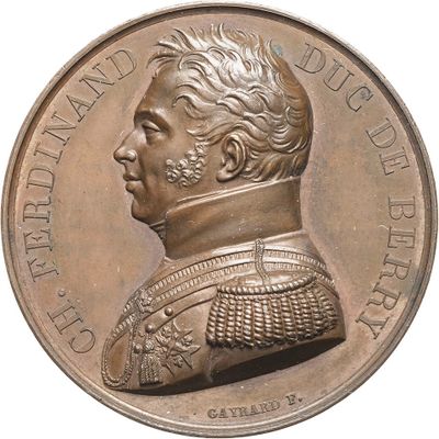 l'image d'une médaille de bronze avec le portrait d'un homme portant un costume et une cravate