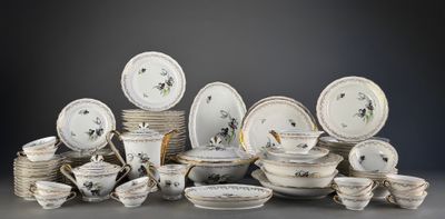 a lot of plates and bowls that are stacked together