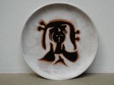 une assiette sur laquelle est représentée une femme