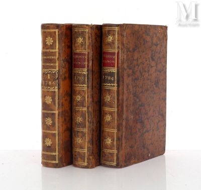 deux vieux livres posés l'un sur l'autre sur une surface blanche