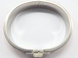 bracelet en argent avec un fermoir carré sur un fond blanc