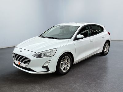 La Ford Focus blanche est garée dans une pièce blanche.