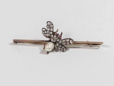 un gros plan d'une épingle à cheveux ornée de perles