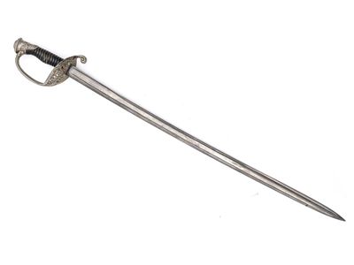 une épée argentée avec une poignée noire sur fond blanc
