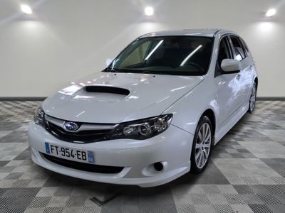 une photo d'une Subaru blanche garée dans un garage