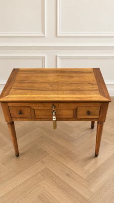 une vieille table en bois surmontée de deux tiroirs