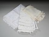trois napperons blancs posés sur une table, sur fond blanc